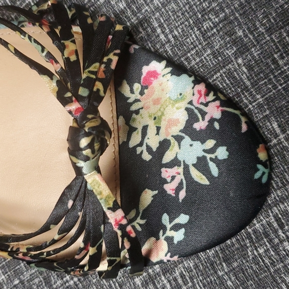 Women's Who What Wear Ankle wrap black with flower 🌼 🌸 accent stiletto heals. - Picture 4 of 9